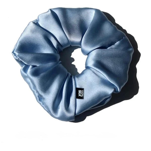 Scrunchie oversized en soie de mûrier bleu ciel nacré, protection capillaire douceur KAÏMINA.