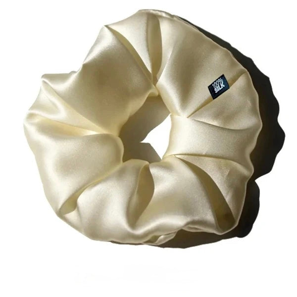 Grand chouchou en soie beige crème ivoire pour cheveux, accessoire de coiffure luxe KAÏMINA.