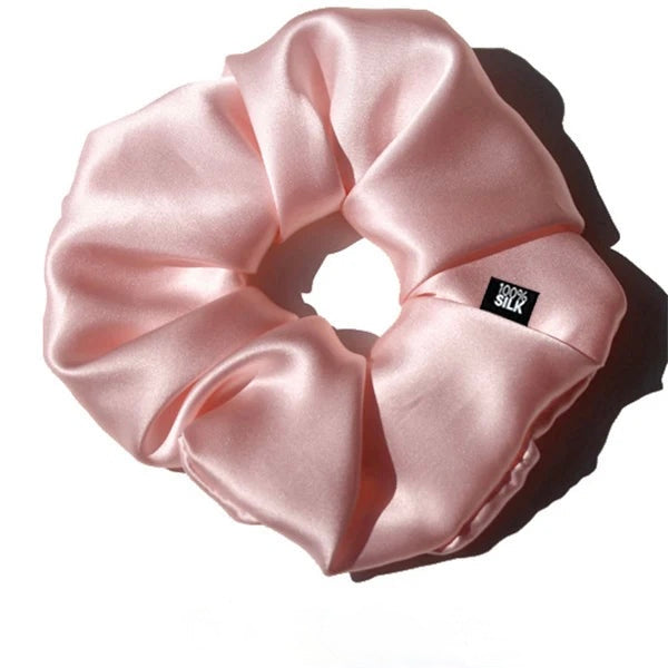 Chouchou "Cloud" extra large en soie rose poudré, accessoire cheveux tendance et soyeux KAÏMINA.