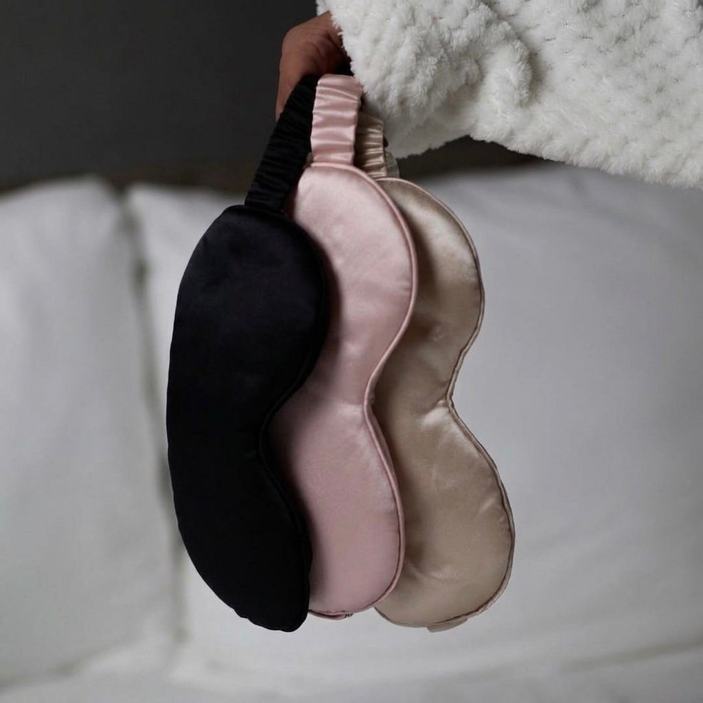 Ensemble des masques de nuit en soie de mûrier KAÏMINA en rose, champagne et noir.