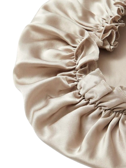 Détail des coutures et de la brillance du bonnet de nuit doré champagne en soie de mûrier 100% pure.