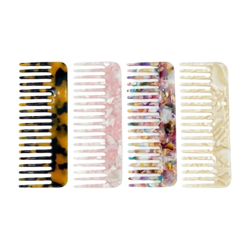 Peigne démêlant à dents larges en acétate marbré Tortoise, accessoire luxe KAÏMINA pour cheveux, sur fond blanc.